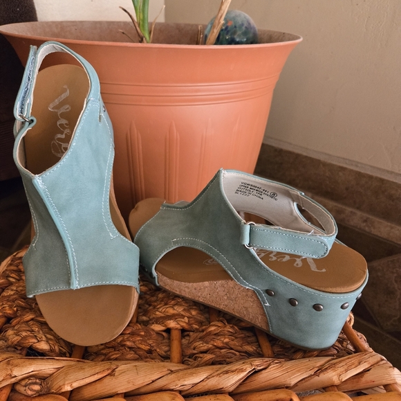 Very G ,Chic Torquoise Wedge Sandals Size 8 Great condition! - Picture 3 of 5
